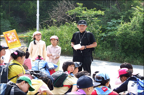 광주중앙중 1학년 3반 남학생 15명과 여학생 23명 총 38명의 학생이 모여 무등산으로 학급 단체 산행을 위해 윤영조 담임 선생으로부터 주의사항을 듣고 있습니다. 